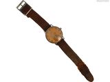 une image d'une montre-bracelet avec un bracelet en cuir marron