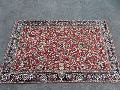 un tapis rouge orné d'un motif floral au centre