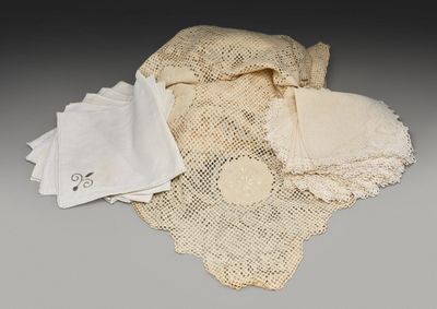 un sac contenant des chiffons et un mouchoir posé sur une table