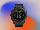 un gros plan d'une montre connectée sur un fond coloré