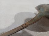 un vieux marteau posé sur une table