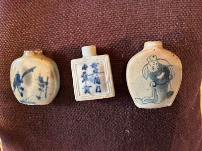 trois petits vases posés sur une table