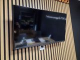 un téléviseur à écran plat fixé au mur d'une pièce