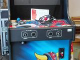 une console de jeux vidéo installée dans une pièce où se trouvent d'autres jeux vidéo