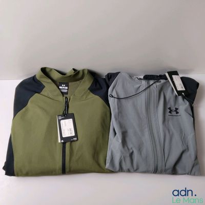 deux vestes pour homme, encore étiquetées, posées l'une à côté de l'autre