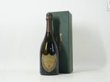 la bouteille de champagne est à côté de la boîte sur la table