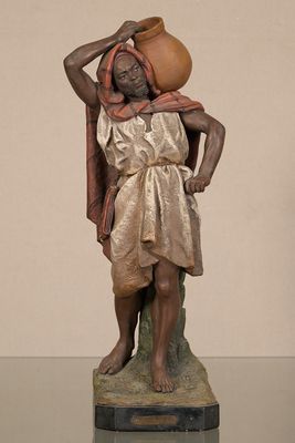 statue d'un homme avec un pot sur la tête