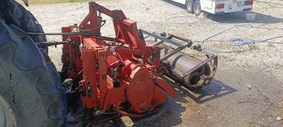 un tracteur garé sur le bord de la route