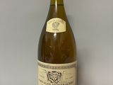 une bouteille de vin posée sur une table