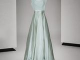 une robe sur un mannequin dans une pièce