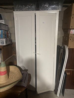 une photo d'une armoire sur laquelle est posé un chapeau