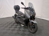 une moto garée sur un sol en damier