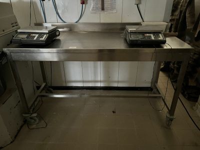deux machines posées sur une table dans une pièce