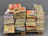 une pile de livres pour enfants posée sur une palette