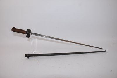 un couteau posé sur une table