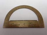 un gros plan d'une règle en bois sur laquelle figurent des inscriptions