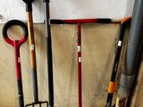 un grand nombre d'outils posés sur le sol