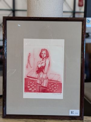 la photo d'une femme en maillot de bain posée sur une table