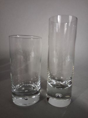 deux verres posés l'un à côté de l'autre sur une table