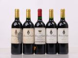 quatre bouteilles de vin sont alignées sur une table