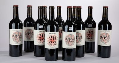 six bouteilles de vin sont alignées sur une table