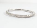 un gros plan d'un bracelet à maillons en diamant sur fond blanc