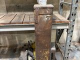 une photo d'un établi métallique dans un garage