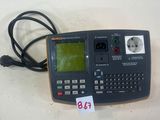 une calculatrice posée sur une table, avec une étiquette de prix accrochée dessus