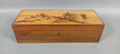une vieille boîte en bois décorée d'une peinture représentant des chevaux