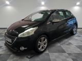 la petite voiture noire est garée dans le garage sur un sol en damier
