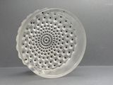 une image représentant un objet en verre percé de trous