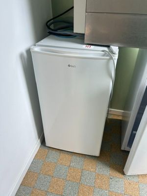 un petit réfrigérateur dans un coin de la cuisine