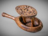 une vieille cuillère en bois avec un manche en bois, une cuillère en bois avec un manche en bois, une cuillère en bois avec un manche en bois et une cuillère en bois avec un manche en bois