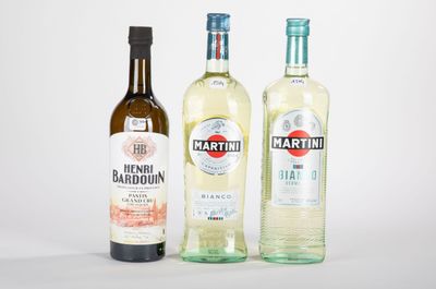 deux bouteilles de martini et une bouteille de vin blanc sur fond blanc