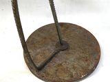 un objet métallique posé sur une table