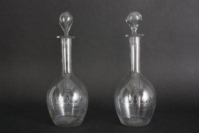 lot de deux carafes en verre transparent munies d'un bouchon sur le dessus
