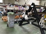 une grande pièce où il y a beaucoup d'objets par terre