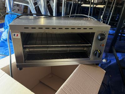 un four grille-pain qui se trouve dans une boîte