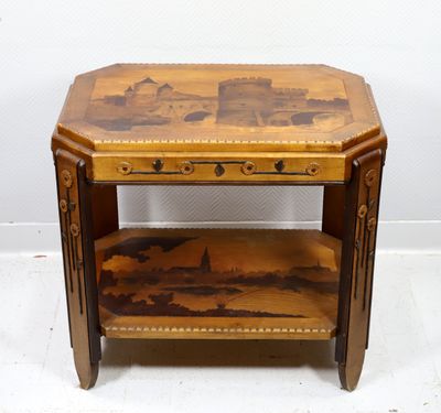 une petite table en bois sur laquelle est posé un tableau