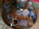 une table sur laquelle se trouvent de nombreux objets