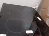 une plaque de cuisson noire posée sur un carton