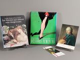 trois livres sont posés sur une table les uns à côté des autres