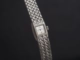 une montre-bracelet ancienne pour femme, dotée d'un cadran serti de diamants