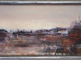 une peinture à l'huile représentant un paysage, dans un cadre argenté, accrochée au mur