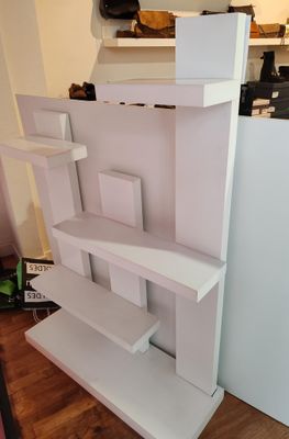 SUR DÉSIGNATION Agencement de boutique comprenant : - 3 tabl…