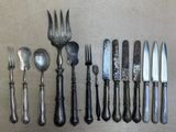 de nombreux types de couteaux et de cuillères sur la table