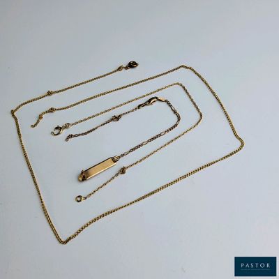 une collection de colliers et de bracelets en or posés sur un fond blanc