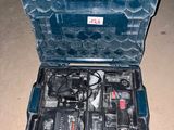 une trousse à outils posée sur le sol