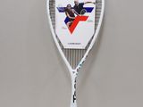 une raquette de tennis sur laquelle figure l'image d'un joueur de tennis