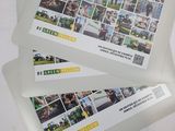 une photo d'une photo représentant un tas de photos posées sur une table